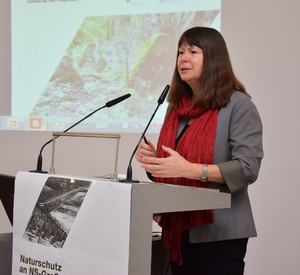 Umweltministerin Ulrike Höfken bei ihrer Rede zum Auftakt der Tagung „Naturschutz an NS-Großanlagen. Das Beispiel ehemaliger Westwall in Rheinland-Pfalz“.