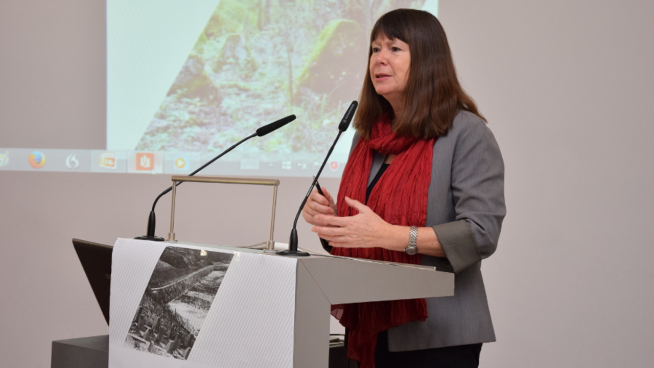 Umweltministerin Ulrike Höfken bei ihrer Rede zum Auftakt der Tagung „Naturschutz an NS-Großanlagen. Das Beispiel ehemaliger Westwall in Rheinland-Pfalz“.