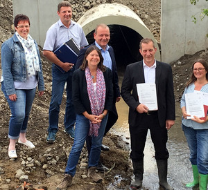 In Polch übergibt Umweltministerin Höfken Förderbescheide für die  Renaturierung zweier Bäche.