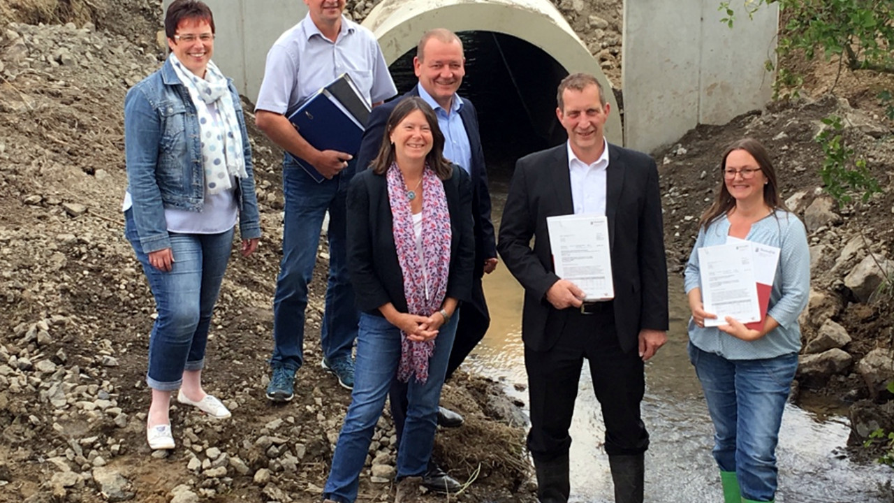 In Polch übergibt Umweltministerin Höfken Förderbescheide für die  Renaturierung zweier Bäche.