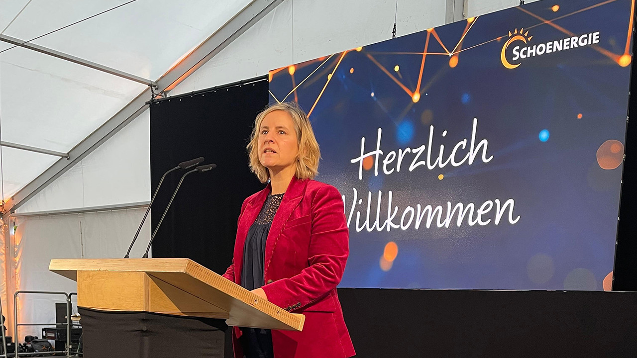 Klimaschutzministerin Katrin Eder während ihrer energiepolitischen Grundsatzrede zur Eröffnung des Großbatterieparks.