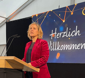 Klimaschutzministerin Katrin Eder während ihrer energiepolitischen Grundsatzrede zur Eröffnung des Großbatterieparks.
