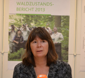 Forstministerin Ulrike Höfken bei der Vorstellung des Waldzustandsberichts