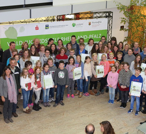 Gruppenfoto mit den Siegerklassen der diesjährigen Waldjugendspiele