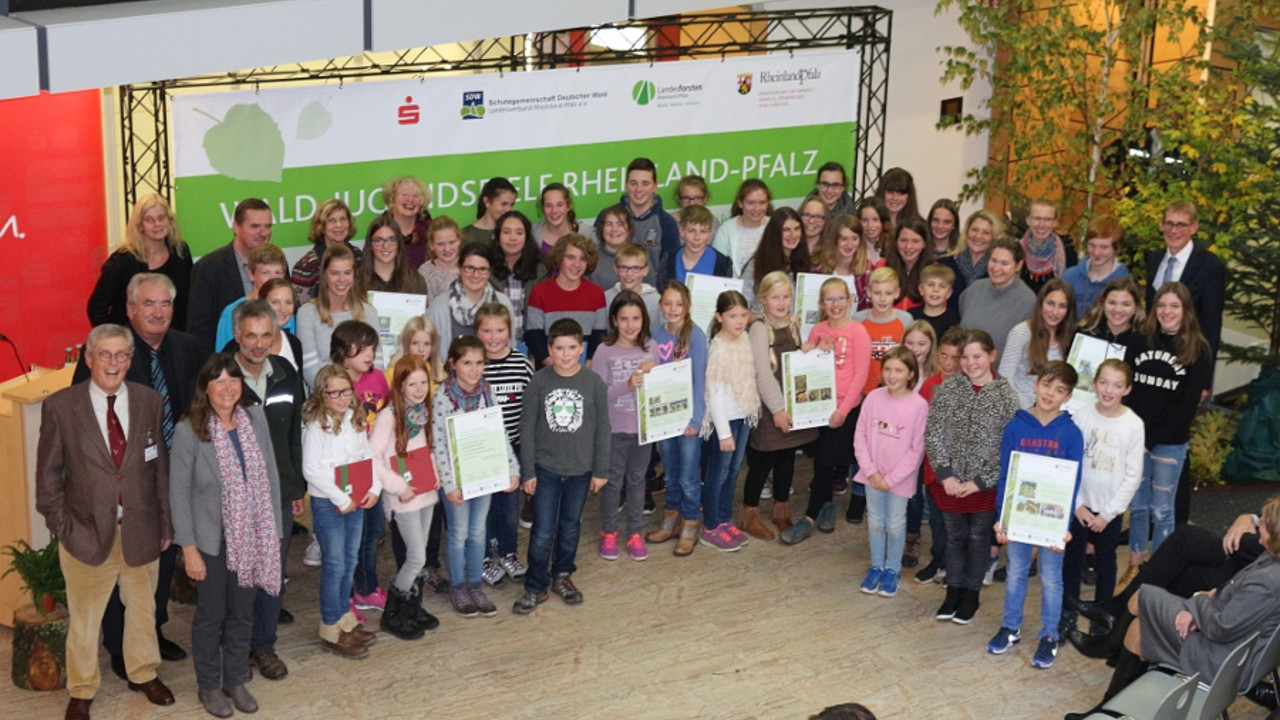 Gruppenfoto mit den Siegerklassen der diesjährigen Waldjugendspiele