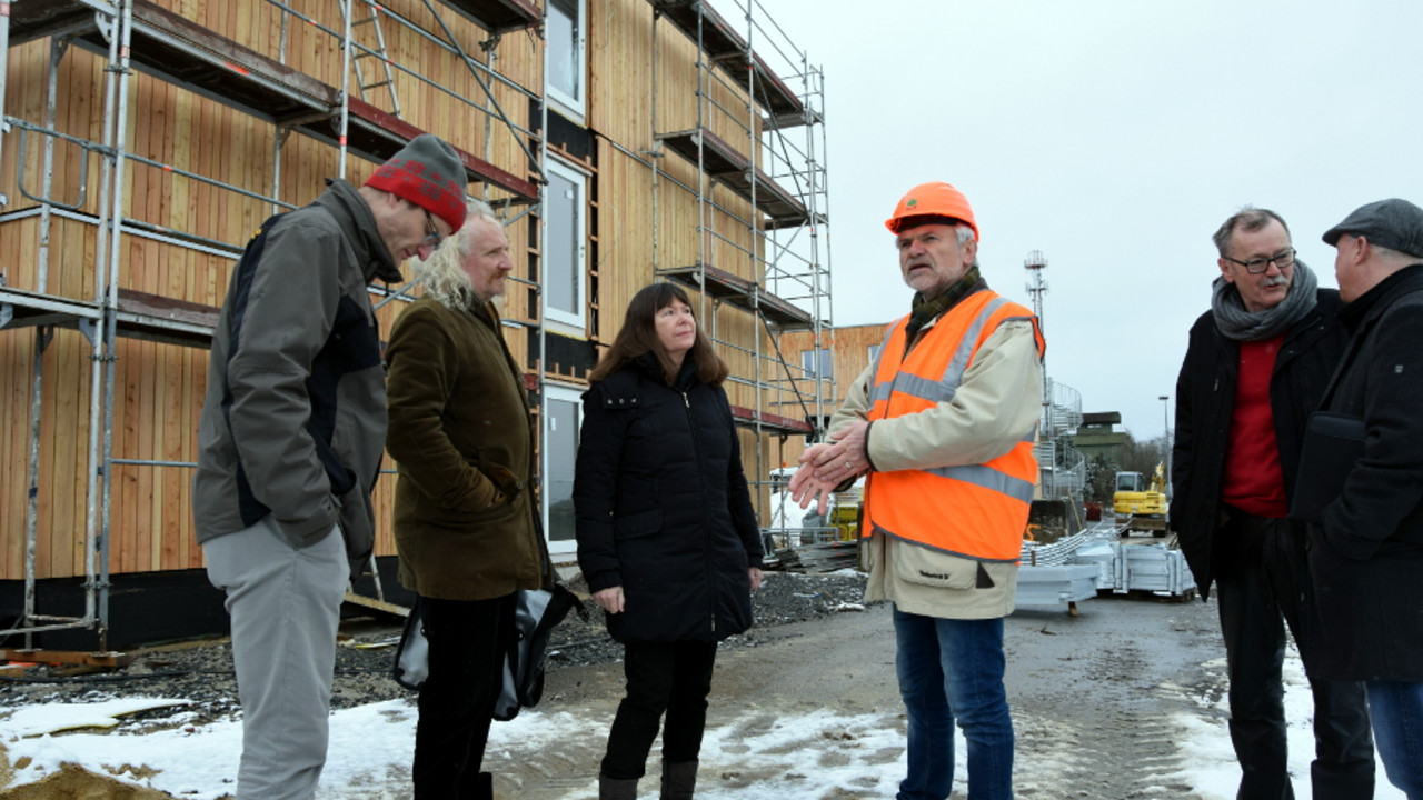 Fachexkursion „Wohngebäude in Holzbauweise für Flüchtlinge“ mit Umweltministerin Ulrike Höfken.