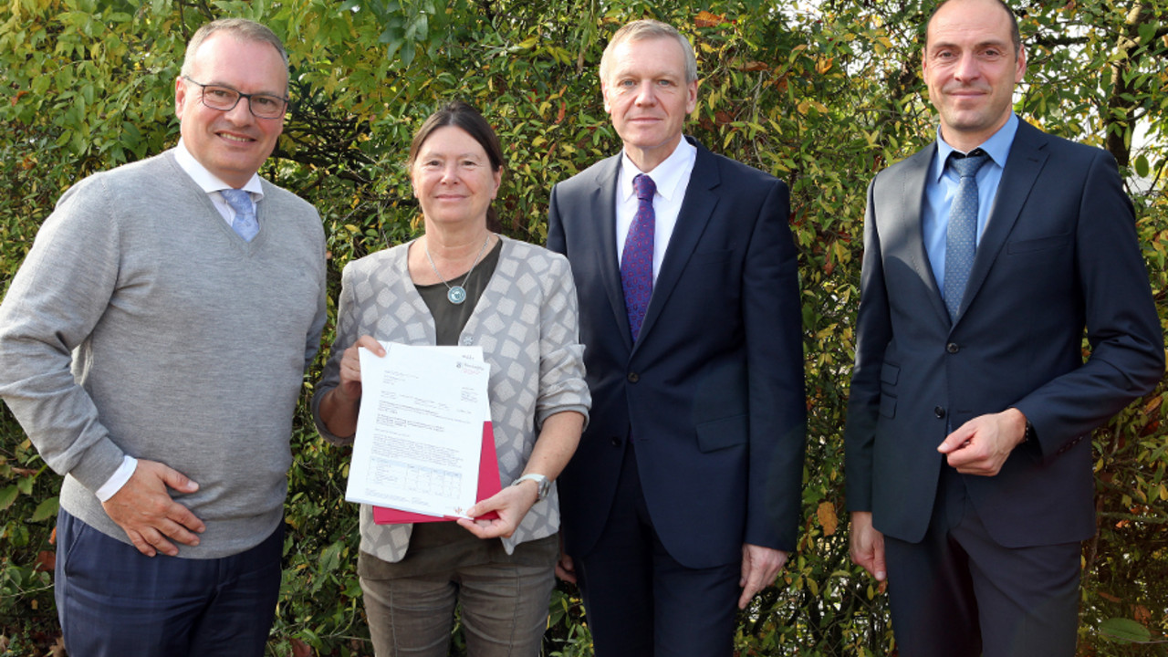 Im Bild von links: Arndt Müller (SWT-Vorstand Technik), Umweltministerin Ulrike Höfken, Dr. Olaf Hornfeck (Sprecher des SWT-Vorstands), Helfried Welsch (SWT-Bereichsleiter Technische Dienste)