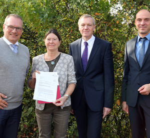 Im Bild von links: Arndt Müller (SWT-Vorstand Technik), Umweltministerin Ulrike Höfken, Dr. Olaf Hornfeck (Sprecher des SWT-Vorstands), Helfried Welsch (SWT-Bereichsleiter Technische Dienste)