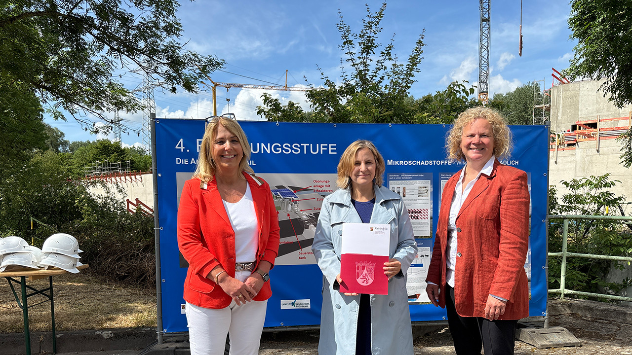 Klimaschutzministerin Katrin Eder mit der Mainzer Umweltdezernentin Janina Steinkrüger (rechts) und Jeanette Wetterling, Vorstandsvorsitzende des Wirtschaftsbetrieb Mainz (links)