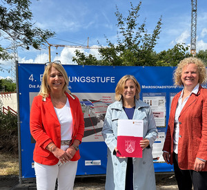 Klimaschutzministerin Katrin Eder mit der Mainzer Umweltdezernentin Janina Steinkrüger (rechts) und Jeanette Wetterling, Vorstandsvorsitzende des Wirtschaftsbetrieb Mainz (links)