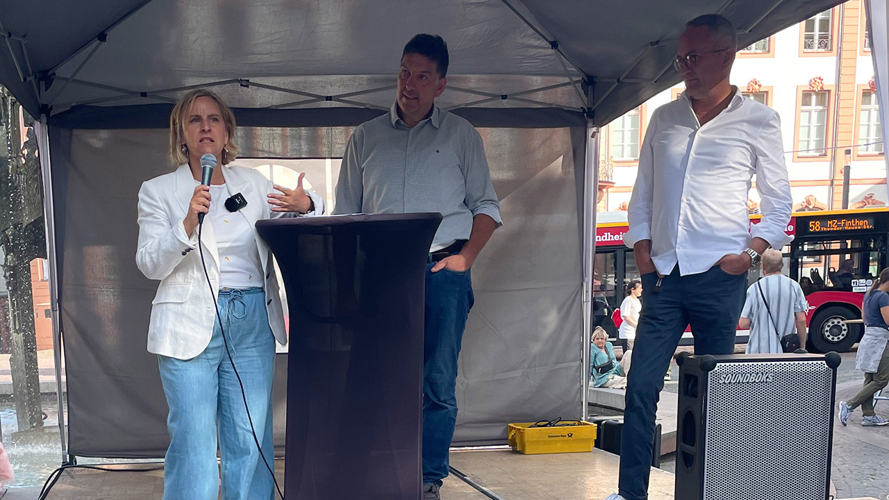 Umweltministerin Katrin Eder auf der Bühne des Bio-Weinfestes auf dem Mainzer Schillerplatz